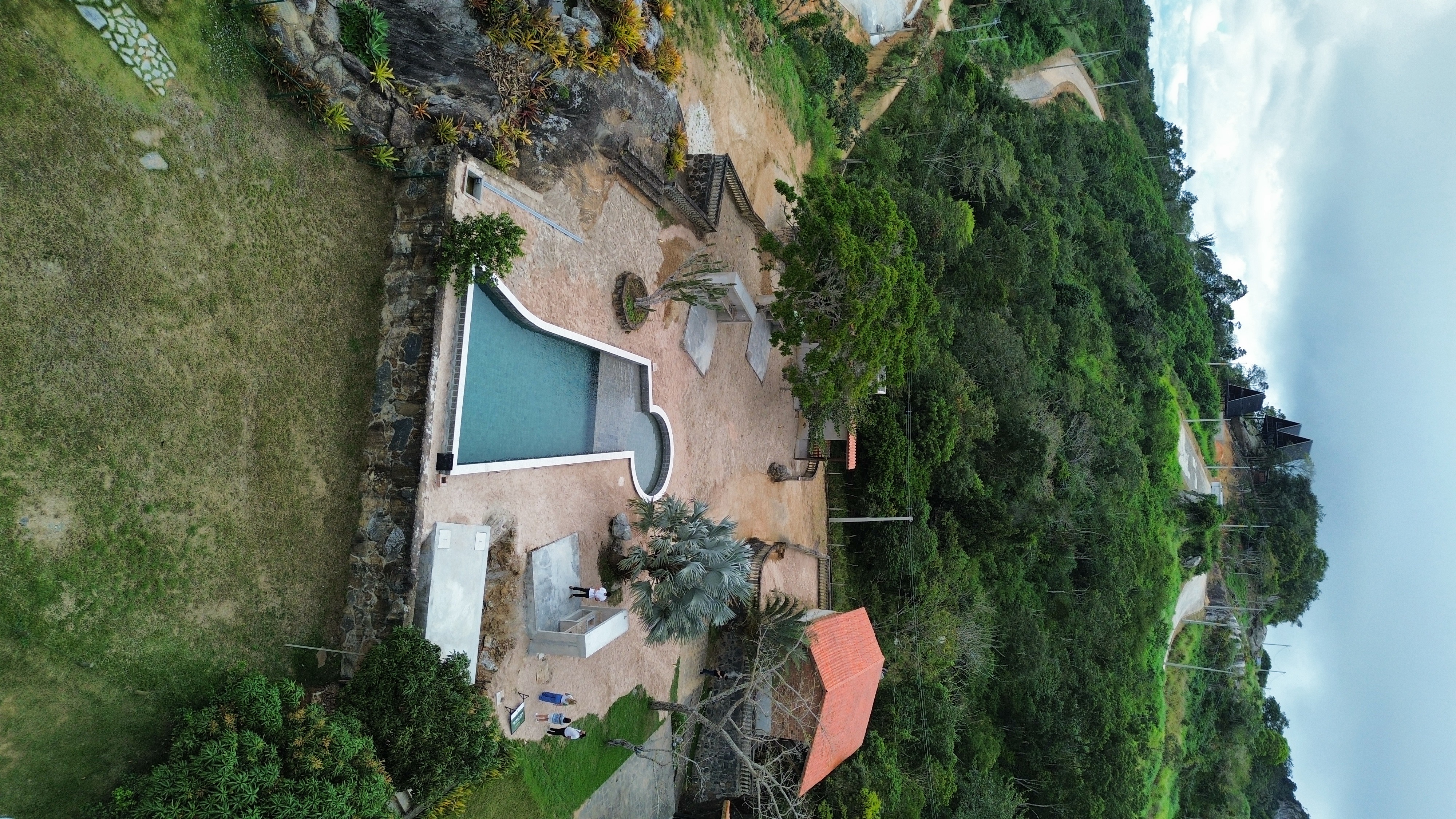 Piscina do Condomínio Reserva Serra Negra, com as cabanas Pedra do Céu ao fundo no topo do morro